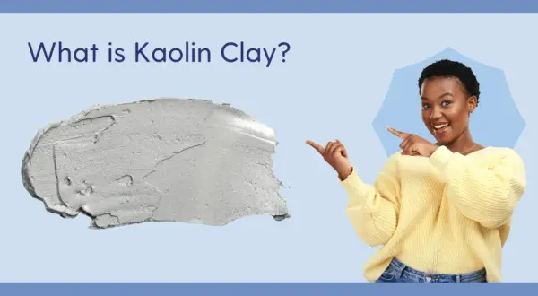 Kobieta wskazuje na grudkę szarej glinki. Dowiedz się, kaolin co to jest i jakie ma zastosowania.