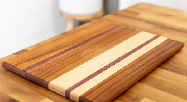 Tabla de madera con vetas de diferentes tonos, ideal para aprender como limpiar tabla de madera y mantenerla como nueva.