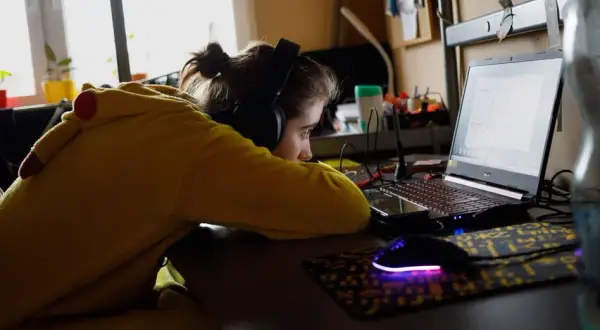 Problemy ze zdalnym nauczaniem: Od technologii po psychikę uczniów