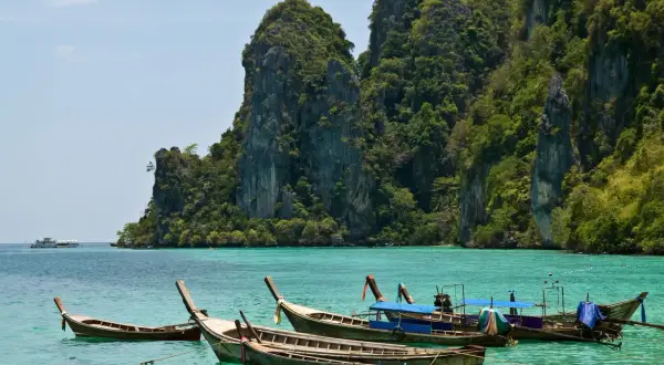 Piękne, turkusowe morze i łodzie przy skalistych wyspach. Idealna pogoda na Phuket w listopadzie.