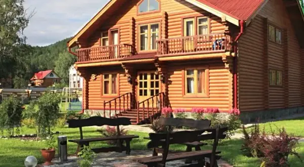 Jak wyczyścić dom z bali bez ryzyka uszkodzenia drewna