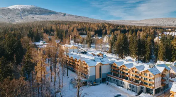 Zimowy krajobraz z hotelem Platinum Mountain & Spa. Opinie o tym miejscu są zazwyczaj pozytywne, a widok na ośnieżone góry zachwyca.