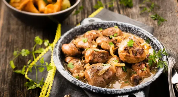 Délicieux rognons sauce madère, tendres et savoureux, parsemés de persil frais. Un plat réconfortant.