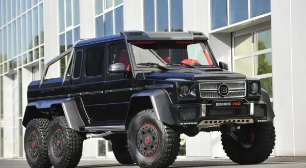 Czarny Mercedes 6x6 Brabus 700 z czerwonym wnętrzem, gotowy na każdą terenową przygodę.
