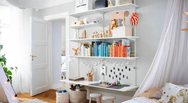 Ein schmales kleines Kinderzimmer einrichten: Bücherregal mit Spielzeug, Büchern und Bastelmaterialien. Ein Bett mit Baldachin und ein Spielzelt.