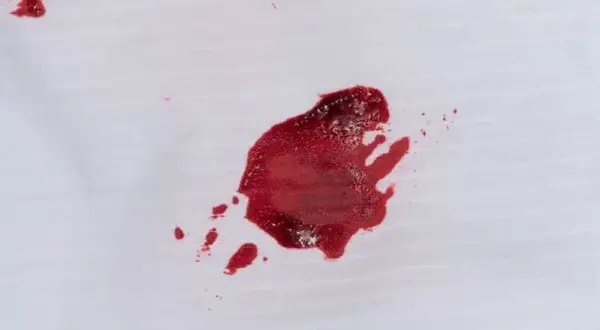 Jak usunąć stare plamy z kolorowych ubrań bez uszkadzania tkanin