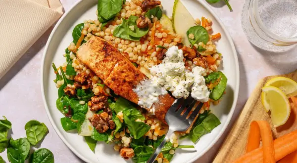 Laxfilé med couscous, spenat, valnötter och en klick färskost. Ett härligt medelhavskost recept som är både nyttigt och gott.
