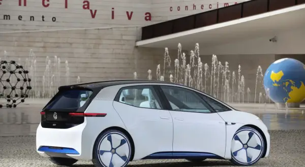 Concept car VW ID.3, simbolo di autonomia e futuro sostenibile, con fontane e un globo sullo sfondo.