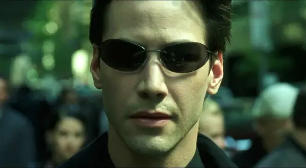 Keanu Reeves w okularach, ikona kina science-fiction. Jego role w filmach takich jak Matrix na zawsze zmieniły gatunek.