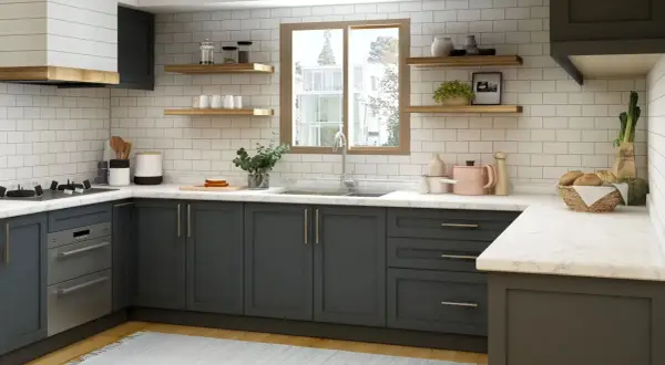 Cocina moderna con muebles oscuros y encimeras de mármol. Se aprecian detalles de las medidas puertas muebles de cocina, estantes y electrodomésticos.