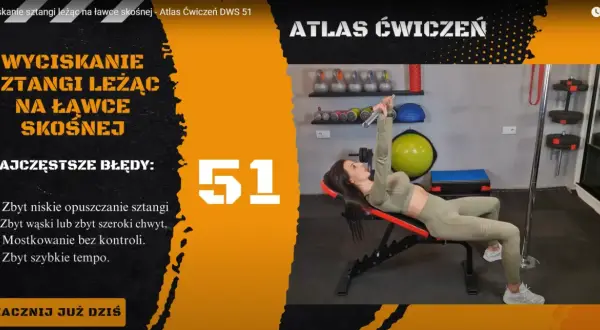Kobieta wykonuje wyciskanie sztangi leżąc na ławce skośnej. Ćwiczenie numer 51 z atlasu ćwiczeń.