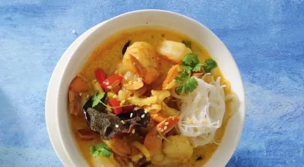 Aksamitna zupa krewetkowa z makaronem ryżowym, papryczką chili i świeżą kolendrą.