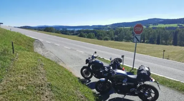 Trasy motocyklowe w Czechach: odkryj malownicze szlaki i atrakcje