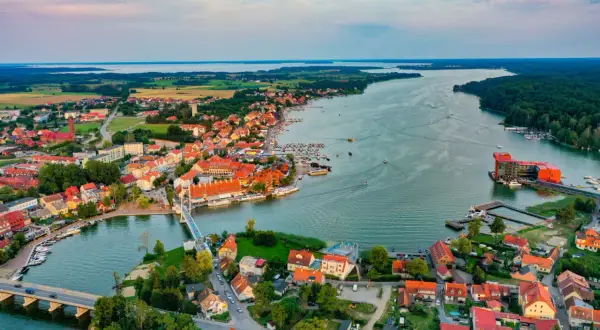 Malownicze Mikołajki z widokiem na jezioro i port. Atrakcje turystyczne Mazur czekają!