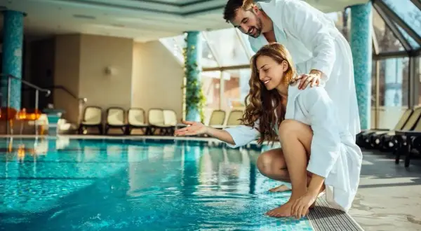 Hotel z basenem: Co spakować? Kompletna lista dla pełnego relaksu!