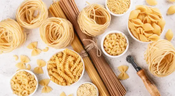 Różne rodzaje makaronów: tagliatelle, fusilli, muszelki, gwiazdki, farfalle i nitki. Zastanawiasz się, jaki makaron do spaghetti? Tutaj znajdziesz inspiracje!