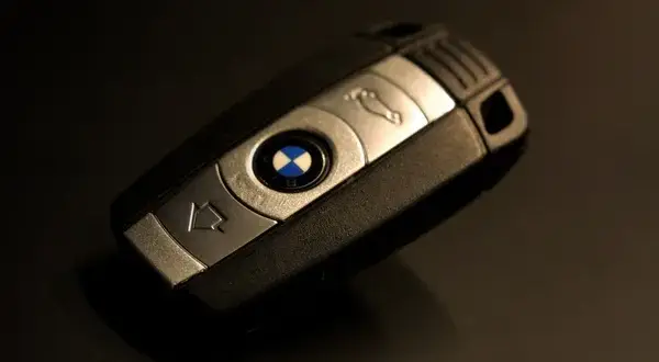 Jak naładować kluczyk BMW E90 - uniknij problemów z baterią