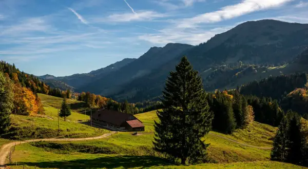 Herbstliche Alpenlandschaft mit Hütte und Wanderweg. Perfekt für imberg wandern.