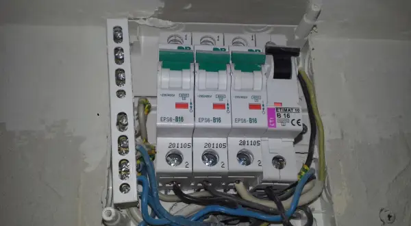 Jaki bezpiecznik do płyty indukcyjnej, aby uniknąć problemów z instalacją?