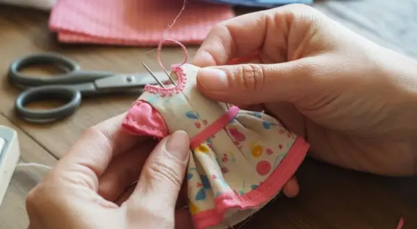 Jak uszyć sukienkę dla Barbie - proste sposoby na wyjątkowy projekt
