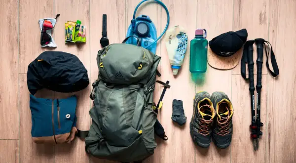 Sac à dos, chaussures, bâtons, gourde, lunettes, vêtements... tout le nécessaire pour une randonnée journée.