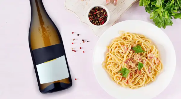Idealne białe wino do carbonary, podane z aromatycznym pieprzem i natką pietruszki.