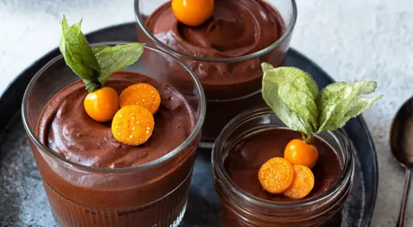 Schokoladenmousse in Gläsern, garniert mit Physalis. Ein schnelles Dessert, das immer gut ankommt.