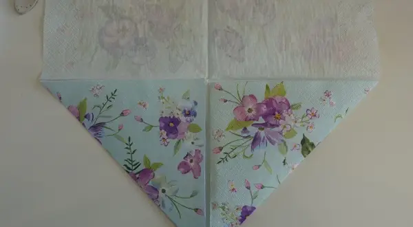 Servetter med blomstermönster vikta till en kavajform.
