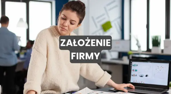 Kobieta analizuje dane na laptopie, przygotowując się do założenia firmy. W tle biuro.