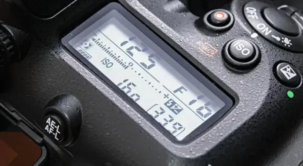 Wyświetlacz aparatu pokazuje ustawienia: ISO 160, przysłonę F1.8, czas 1/125s. To dane z wbudowanego światłomierza.