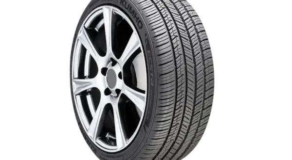 Kumho Ecsta PS71-däck på en silverfärgad fälg. Däcket har ett aggressivt mönster, perfekt för ett kumho ecsta ps71 test.