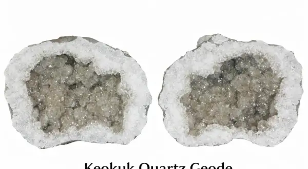 Dwie połówki geody kwarcowej z kryształkami kwarcu w środku.