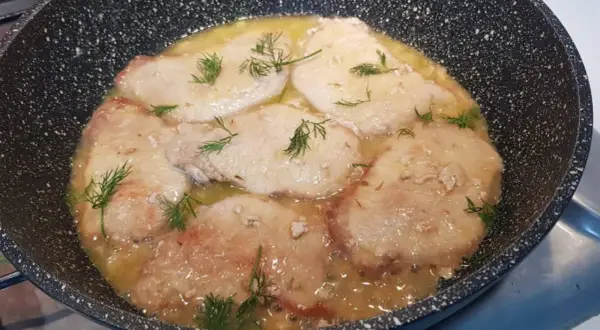 Scaloppine di maiale in padella con un sughetto dorato e finocchietto fresco.