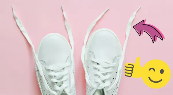 Des lacets blancs prêts à être nettoyés, avec un pouce levé et une flèche rose pour indiquer la méthode.