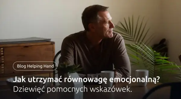 Mężczyzna siedzi przy stole, myśląc o tym, jak osiągnąć homeostazę psychologiczną. Na stole stoją kubki i roślina.