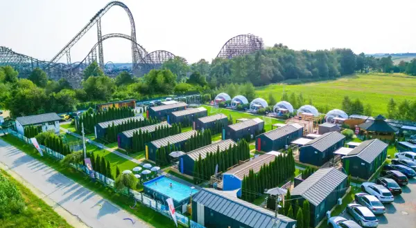 Noc w Energylandii to marzenie! Widok na domki, basen i gigantyczne rollercoastery.