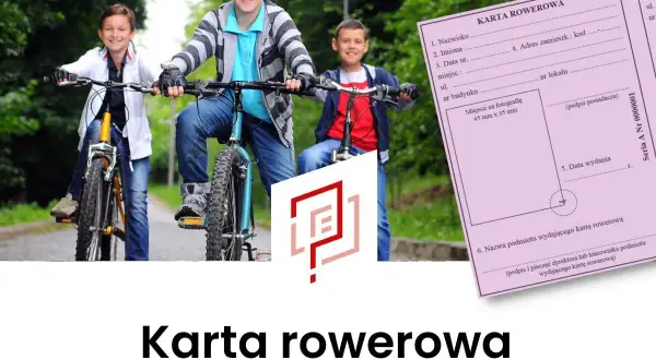 Trzech uśmiechniętych chłopców na rowerach, obok różowa karta rowerowa. To ich prawo jazdy na rower!