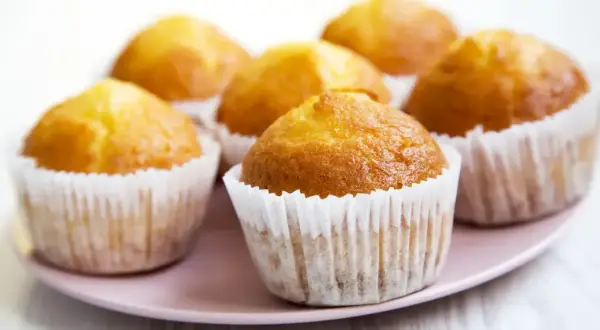Wilgotne i puszyste muffinki, idealne na śniadanie lub deser. Ten przepis na pewno Ci się spodoba!