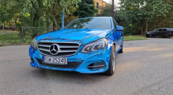 Niebieski Mercedes z czarnymi, komiksowymi liniami – naprawdę ciekawe malowanie samochodu. Wygląda jak wyjęty z kreskówki!