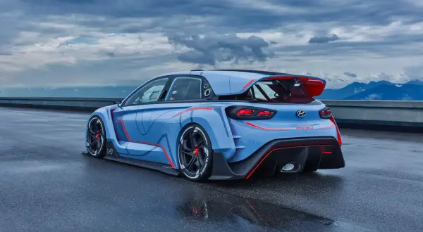 Hyundai i30N RN30 azul con detalles rojos, listo para desatar sus caballos en la pista.