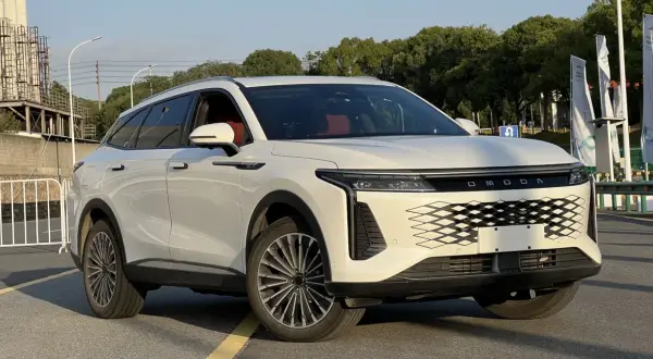 Biały SUV Omoda 9 z czerwonym wnętrzem, gotowy do jazdy. Sprawdź omoda 9 cena i możliwości!