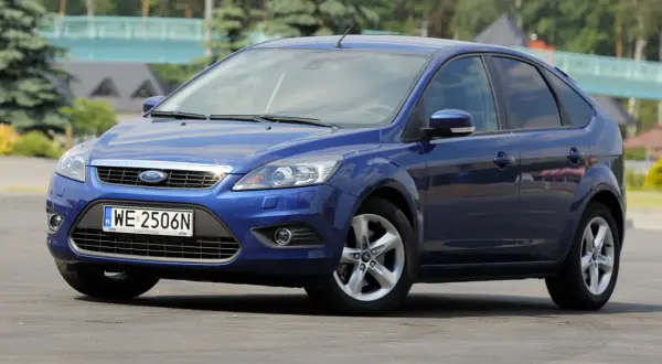 Niebieski Ford Focus MK2, gotowy do drogi. Zastanawiasz się, jakie żarówki wybrać do przodu? Ten model z pewnością zapewni dobrą widoczność.