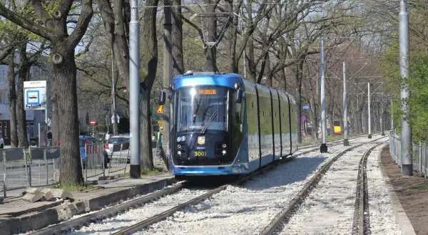 Nowoczesny tramwaj MPK Wrocław na torach. Aplikacja MPK Wrocław ułatwia podróżowanie po mieście.