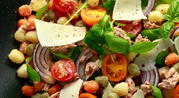 Kolorowe sałatki na chrzciny: pomidorki, tuńczyk, parmezan i świeża bazylia. Idealne na rodzinne przyjęcie.