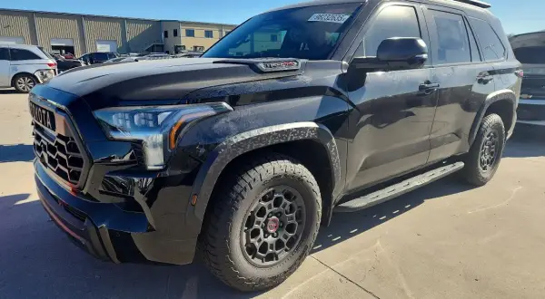 Czarny Toyota Sequoia TRD Pro gotowy na przygodę. Potężny SUV z agresywnym grillem i terenowymi oponami.