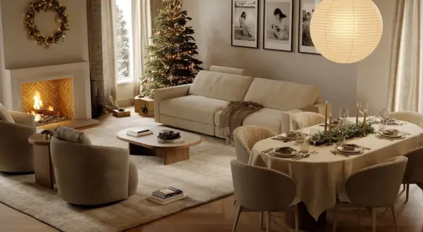 La casa de la navidad, con árbol iluminado, chimenea encendida y mesa puesta para una cena festiva.