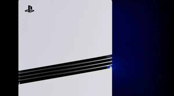 Biała konsola PlayStation 5 z czarnymi wstawkami i niebieskim podświetleniem.