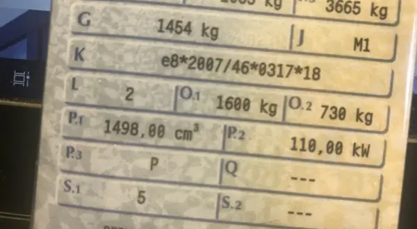 Fragment dowodu rejestracyjnego z danymi pojazdu: masa własna 1454 kg, homologacja e8*2007/46*0317*18, moc 110 kW.