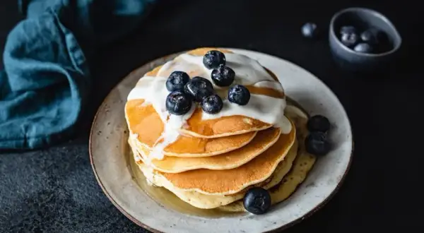 Puszyste dietetyczne pancakes: 3 składniki, bez wyrzutów sumienia!