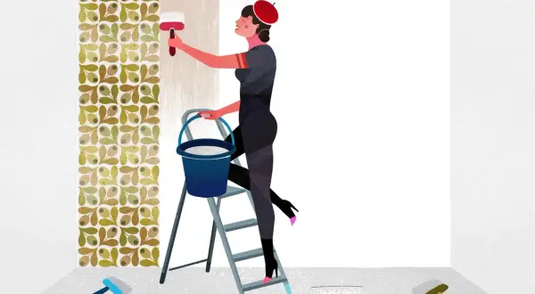 Une femme élégante sur une échelle pose du papier peint à motifs. Une scène de pose de papier peint pour débutant, avec des pinceaux et un seau de colle.